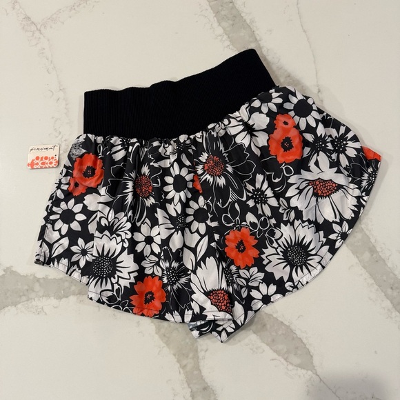 Free People Movement NWT Carpe Diem Printed HR Shorts Women’s Large Tuxedo Daisy - Picture 8 of 9